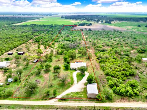 Single Family Residence in Hondo TX 1173 Cr 421.jpg