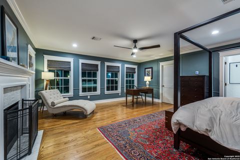 Single Family Residence in Castle Hills TX 304 S Manton Ln.jpg
