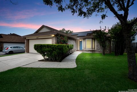 Single Family Residence in San Antonio TX 5507 Park Lake.jpg