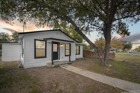 Single Family Residence in Hondo TX 2204 Avenue N.jpg