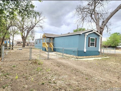 Manufactured Home in Hondo TX 609 16th St 10.jpg