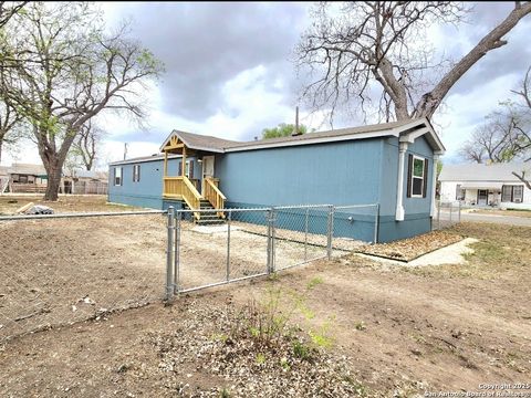 Manufactured Home in Hondo TX 609 16th St 9.jpg