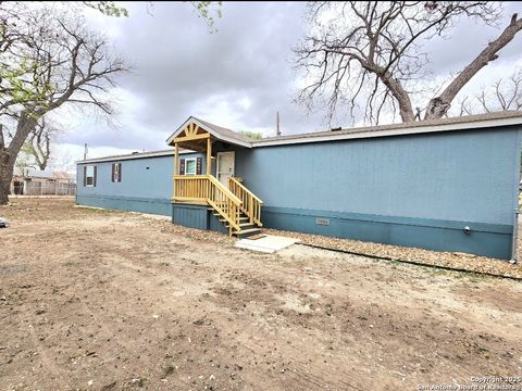 Manufactured Home in Hondo TX 609 16th St 11.jpg