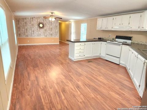 Manufactured Home in Hondo TX 609 16th St 2.jpg