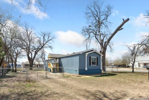 Manufactured Home in Hondo TX 609 16th St 15.jpg