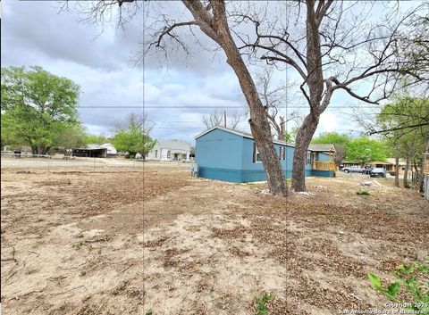 Manufactured Home in Hondo TX 609 16th St 12.jpg