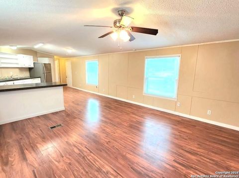 Manufactured Home in Hondo TX 609 16th St 1.jpg