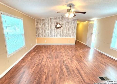 Manufactured Home in Hondo TX 609 16th St 4.jpg