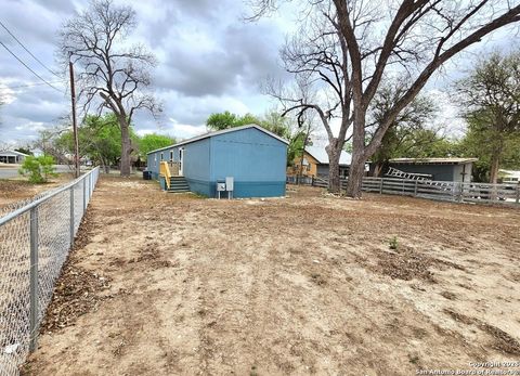 Manufactured Home in Hondo TX 609 16th St 13.jpg