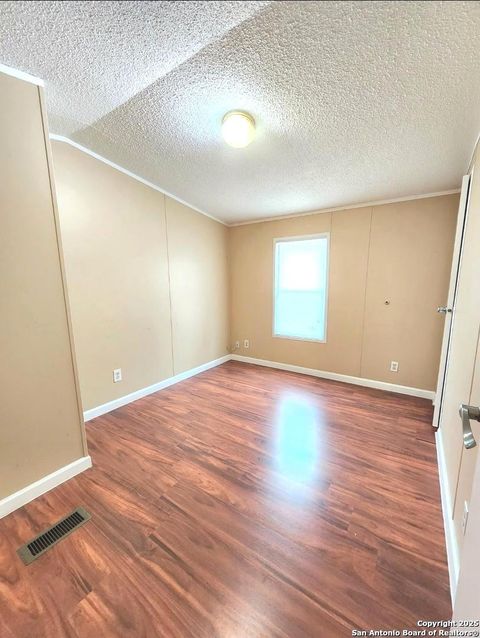 Manufactured Home in Hondo TX 609 16th St 6.jpg
