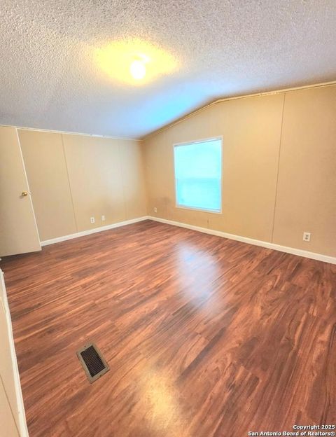 Manufactured Home in Hondo TX 609 16th St 5.jpg