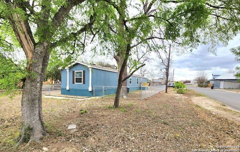 Manufactured Home in Hondo TX 609 16th St 14.jpg