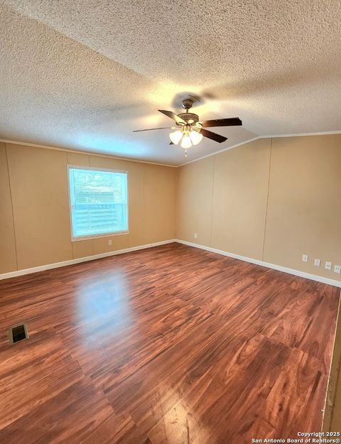 Manufactured Home in Hondo TX 609 16th St 7.jpg