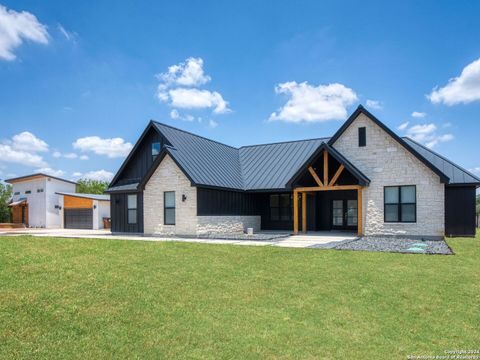 Single Family Residence in Lakehills TX 148 Elm Cove Dr.jpg