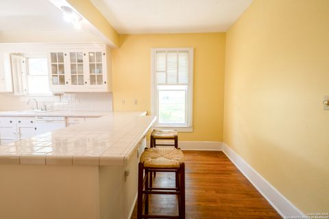 Single Family Residence in Beeville TX 1107 N Adams St 19.jpg