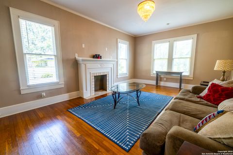 Single Family Residence in Beeville TX 1107 N Adams St 11.jpg