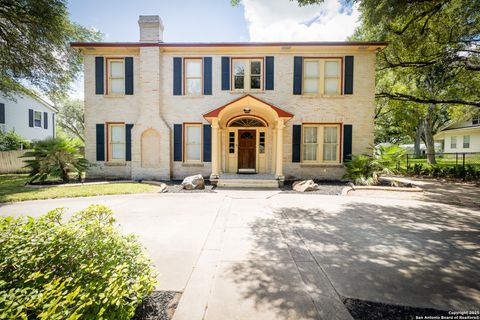 Single Family Residence in Beeville TX 1107 N Adams St 4.jpg