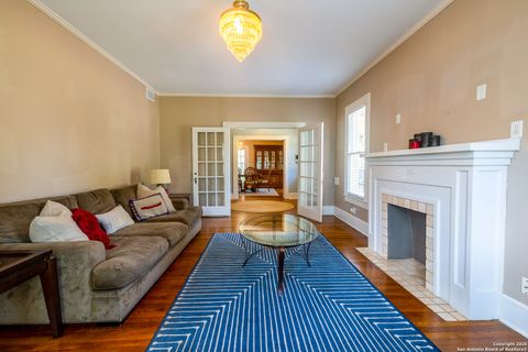 Single Family Residence in Beeville TX 1107 N Adams St 9.jpg