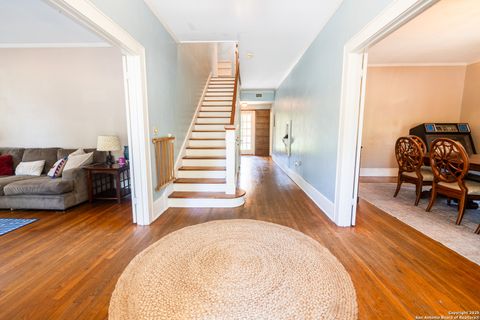 Single Family Residence in Beeville TX 1107 N Adams St 6.jpg