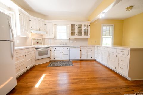 Single Family Residence in Beeville TX 1107 N Adams St 22.jpg