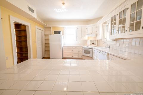 Single Family Residence in Beeville TX 1107 N Adams St 18.jpg