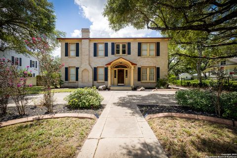 Single Family Residence in Beeville TX 1107 N Adams St 1.jpg