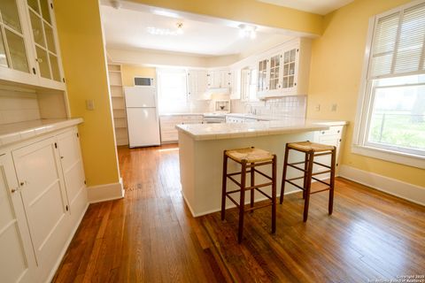 Single Family Residence in Beeville TX 1107 N Adams St 17.jpg