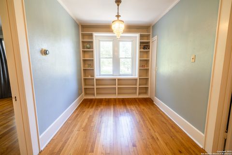 Single Family Residence in Beeville TX 1107 N Adams St 38.jpg