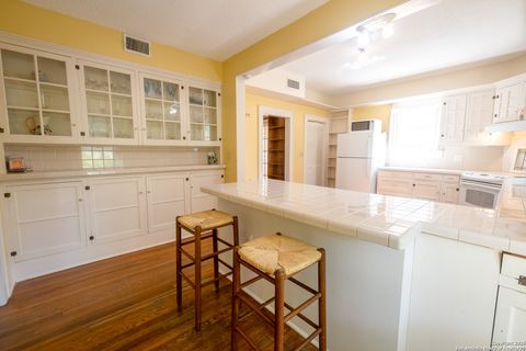 Single Family Residence in Beeville TX 1107 N Adams St 20.jpg