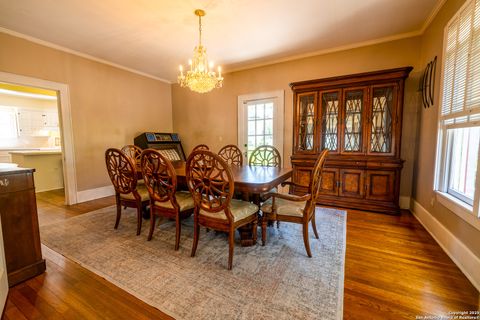 Single Family Residence in Beeville TX 1107 N Adams St 13.jpg