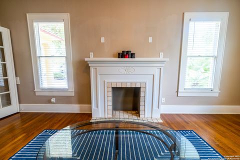 Single Family Residence in Beeville TX 1107 N Adams St 12.jpg