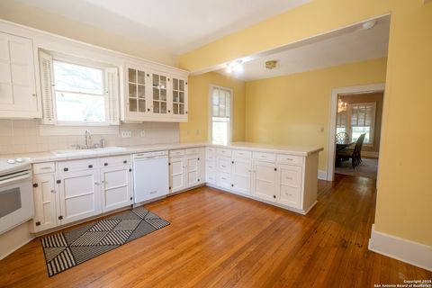 Single Family Residence in Beeville TX 1107 N Adams St 21.jpg