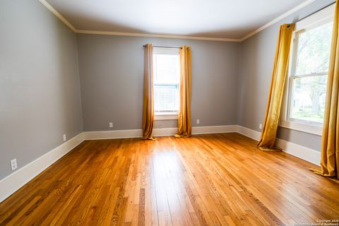 Single Family Residence in Beeville TX 1107 N Adams St 46.jpg