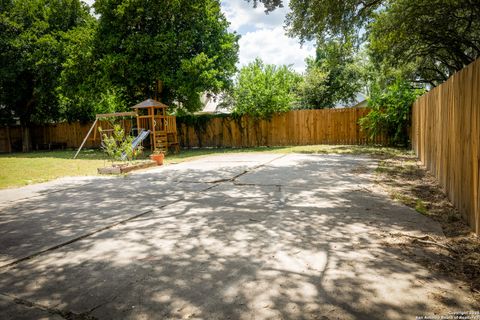 Single Family Residence in Beeville TX 1107 N Adams St 54.jpg