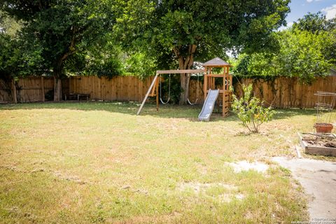 Single Family Residence in Beeville TX 1107 N Adams St 55.jpg