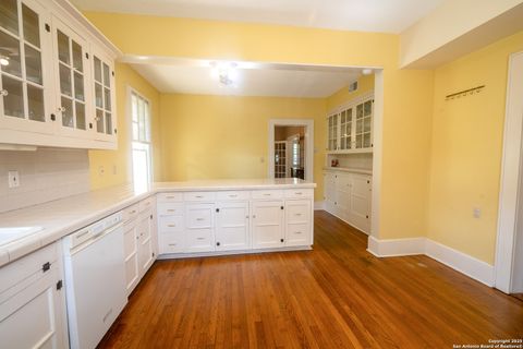 Single Family Residence in Beeville TX 1107 N Adams St 23.jpg
