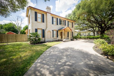 Single Family Residence in Beeville TX 1107 N Adams St 5.jpg