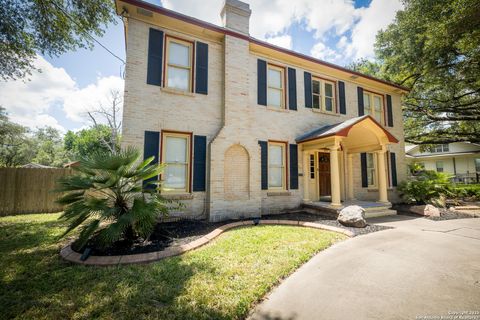 Single Family Residence in Beeville TX 1107 N Adams St 3.jpg