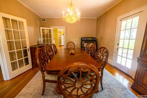 Single Family Residence in Beeville TX 1107 N Adams St 16.jpg