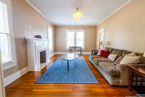 Single Family Residence in Beeville TX 1107 N Adams St 8.jpg
