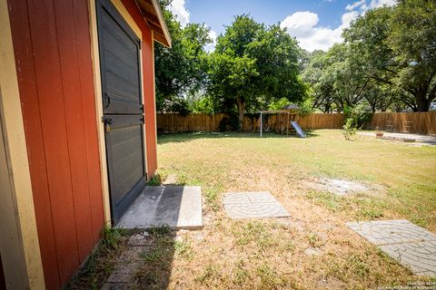 Single Family Residence in Beeville TX 1107 N Adams St 56.jpg