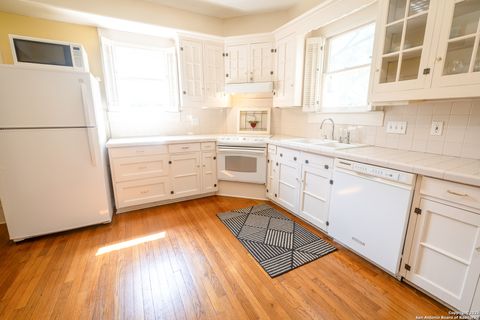 Single Family Residence in Beeville TX 1107 N Adams St 24.jpg