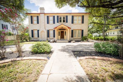 Single Family Residence in Beeville TX 1107 N Adams St 2.jpg