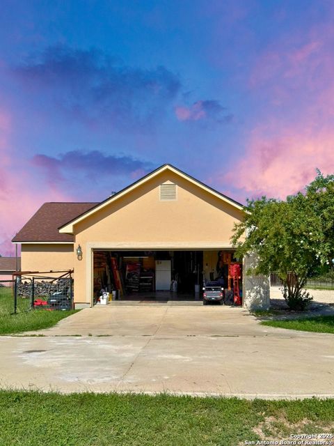 Single Family Residence in Hondo TX 911 County Road 367.jpg