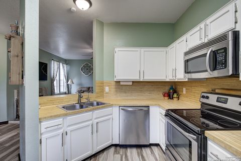 Single Family Residence in Mico TX 350 County Road 2700 13.jpg