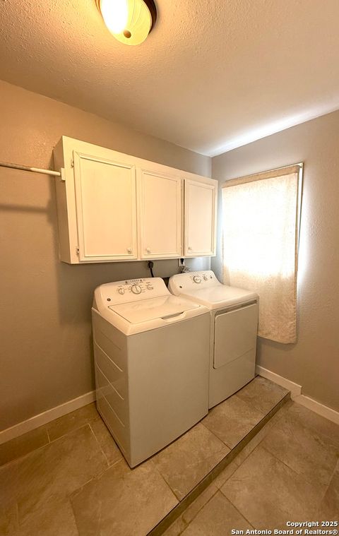 Single Family Residence in Beeville TX 1504 E Bowie Street 3.jpg