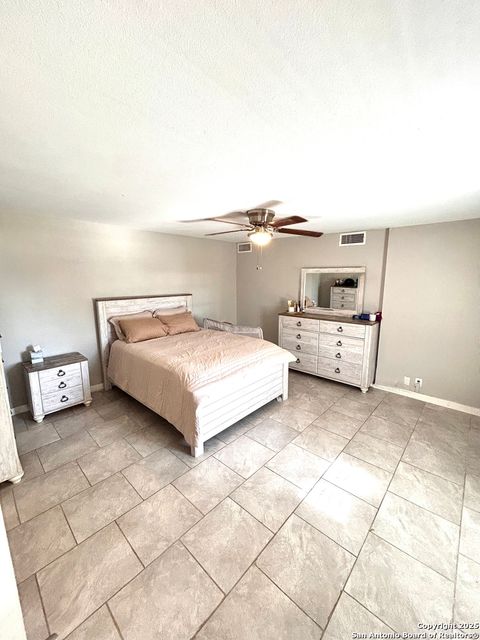 Single Family Residence in Beeville TX 1504 E Bowie Street 14.jpg