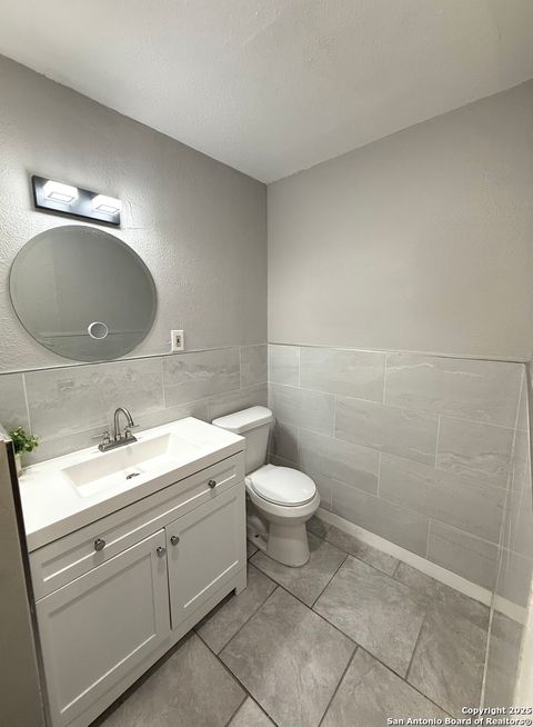 Single Family Residence in Beeville TX 1504 E Bowie Street 11.jpg