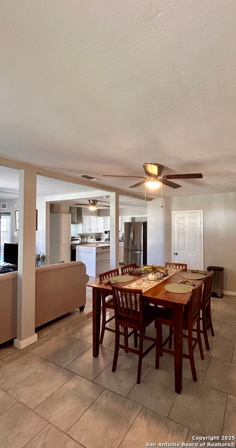 Single Family Residence in Beeville TX 1504 E Bowie Street 2.jpg