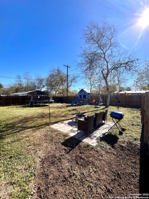 Single Family Residence in Beeville TX 1504 E Bowie Street 15.jpg